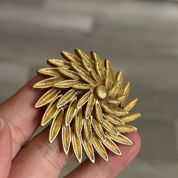 4/$100 MONET vintage 1980 Gold Floral Brooch 😌 - Picture 2 of 6